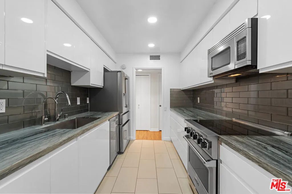 818 S Lucerne Boulevard 205, Los Angeles, California 90005 home-pic-51